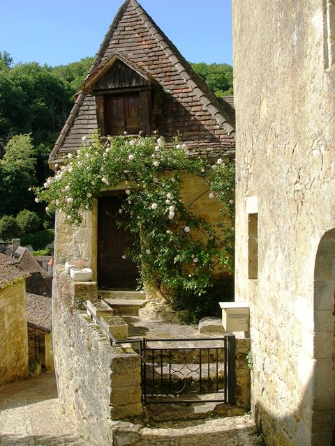 Holiday cottage half way up at Baynac.